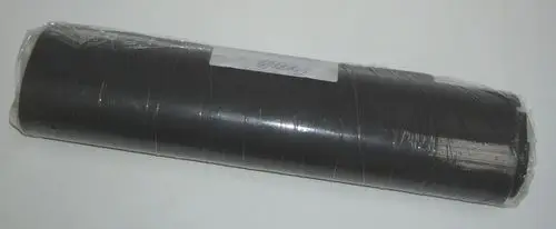 Schwarze, rollenförmige Geräuschisolationsmaterialien von Daikin, in Folie verpackt, auf weißem Hintergrund.